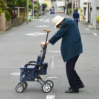歩行器で徘徊している高齢者女性