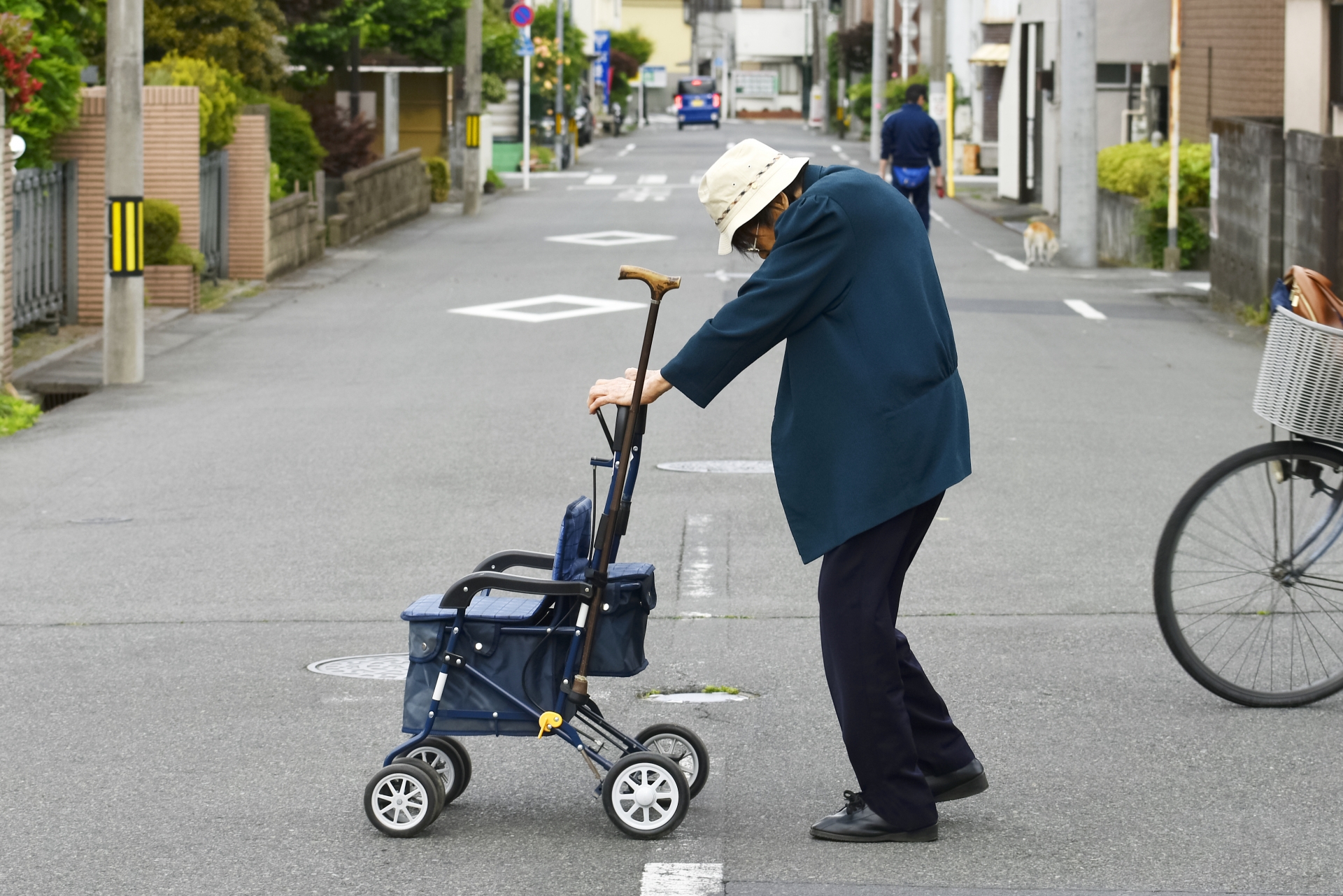 歩行器で徘徊している高齢者女性